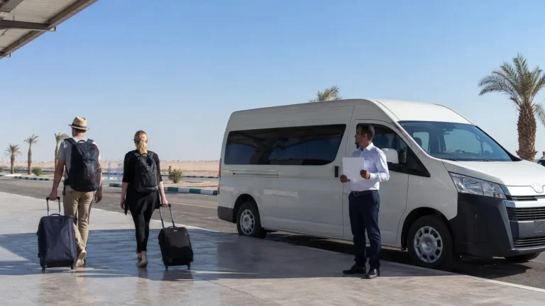 Abholung am Flughafen Marsa Alam mit Minibus und Gepäck